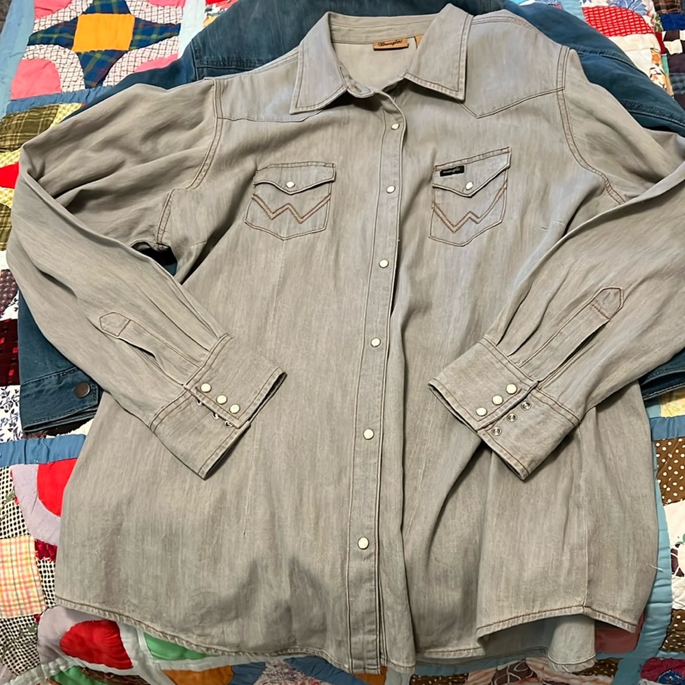 Women’s wrangler pearl snap long sleeve shirt